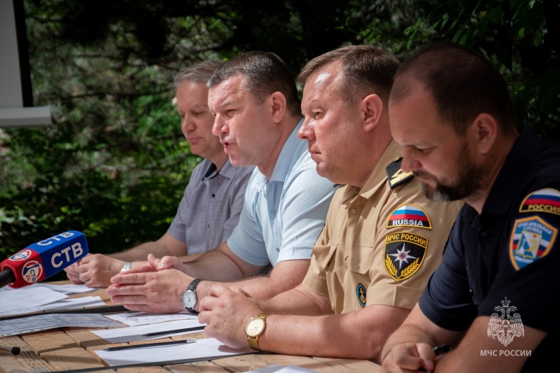 Встречу с операторами севастопольских пляжей провели сотрудники МЧС России в канун купального сезона