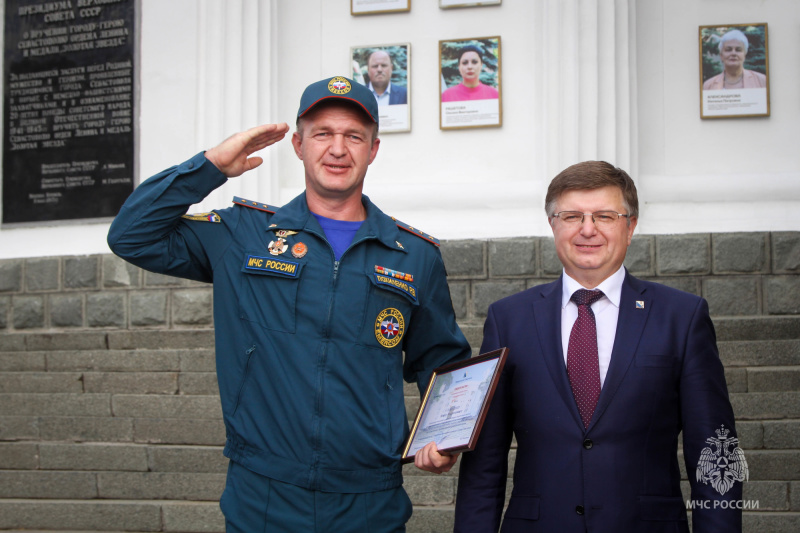 На городской Доске почёта разместили портрет севастопольского огнеборца МЧС России Романа Похиленко